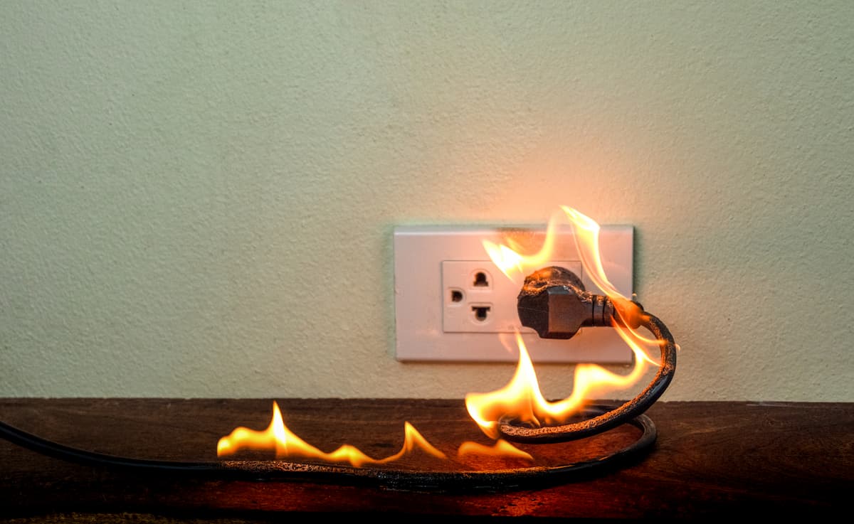 Fuego en toma electrica de casa